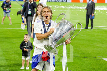 2022-05-28 - Luka Modric (10) of Real Madrid celebrates at full time during the UEFA Champions League, Final football match between Liverpool FC and Real Madrid CF on May 28, 2022 at Stade de France in Saint-Denis near Paris, France - FOOTBALL - CHAMPIONS LEAGUE - FINAL - LIVERPOOL V REAL MADRID - UEFA CHAMPIONS LEAGUE - SOCCER
