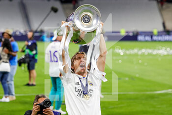 2022-05-28 - Luka Modric (10) of Real Madrid celebrates at full time during the UEFA Champions League, Final football match between Liverpool FC and Real Madrid CF on May 28, 2022 at Stade de France in Saint-Denis near Paris, France - FOOTBALL - CHAMPIONS LEAGUE - FINAL - LIVERPOOL V REAL MADRID - UEFA CHAMPIONS LEAGUE - SOCCER