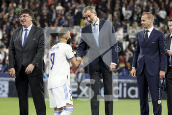 2022-05-28 - King Felipe of Spain salutes Karim Benzema of Real Madrid during the trophy ceremony following the UEFA Champions League Final football match between Liverpool FC and Real Madrid CF on May 28, 2022 at Stade de France in Saint-Denis near Paris, France - FOOTBALL - CHAMPIONS LEAGUE - FINAL - LIVERPOOL V REAL MADRID - UEFA CHAMPIONS LEAGUE - SOCCER