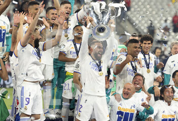2022-05-28 - Daniel Carvajal of Real Madrid holding the cup and teammates celebrate during the trophy ceremony following the UEFA Champions League Final football match between Liverpool FC and Real Madrid CF on May 28, 2022 at Stade de France in Saint-Denis near Paris, France - FOOTBALL - CHAMPIONS LEAGUE - FINAL - LIVERPOOL V REAL MADRID - UEFA CHAMPIONS LEAGUE - SOCCER