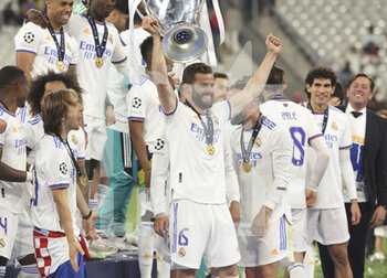 2022-05-28 - Nacho Fernandez of Real Madrid holding the cup and teammates celebrate during the trophy ceremony following the UEFA Champions League Final football match between Liverpool FC and Real Madrid CF on May 28, 2022 at Stade de France in Saint-Denis near Paris, France - FOOTBALL - CHAMPIONS LEAGUE - FINAL - LIVERPOOL V REAL MADRID - UEFA CHAMPIONS LEAGUE - SOCCER