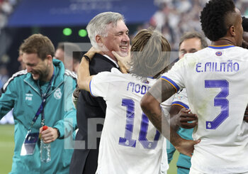 2022-05-28 - Coach of Real Madrid Carlo Ancelotti, Luka Modric of Real Madrid during the celebration following the UEFA Champions League Final football match between Liverpool FC and Real Madrid CF on May 28, 2022 at Stade de France in Saint-Denis near Paris, France - FOOTBALL - CHAMPIONS LEAGUE - FINAL - LIVERPOOL V REAL MADRID - UEFA CHAMPIONS LEAGUE - SOCCER