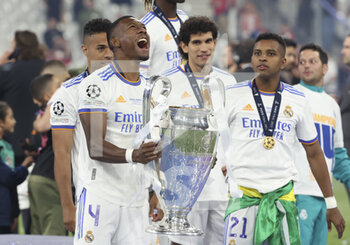 2022-05-28 - David Alaba of Real Madrid holding the cup and teammates celebrate during the trophy ceremony following the UEFA Champions League Final football match between Liverpool FC and Real Madrid CF on May 28, 2022 at Stade de France in Saint-Denis near Paris, France - FOOTBALL - CHAMPIONS LEAGUE - FINAL - LIVERPOOL V REAL MADRID - UEFA CHAMPIONS LEAGUE - SOCCER