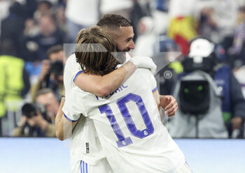 2022-05-28 - Karim Benzema, Luka Modric of Real Madrid during the celebration following the UEFA Champions League Final football match between Liverpool FC and Real Madrid CF on May 28, 2022 at Stade de France in Saint-Denis near Paris, France - FOOTBALL - CHAMPIONS LEAGUE - FINAL - LIVERPOOL V REAL MADRID - UEFA CHAMPIONS LEAGUE - SOCCER