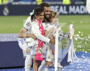 2022-05-28 - Nacho Fernandez of Real Madrid and kids during the celebration following the UEFA Champions League Final football match between Liverpool FC and Real Madrid CF on May 28, 2022 at Stade de France in Saint-Denis near Paris, France - FOOTBALL - CHAMPIONS LEAGUE - FINAL - LIVERPOOL V REAL MADRID - UEFA CHAMPIONS LEAGUE - SOCCER