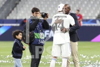 2022-05-28 - Karim Benzema of Real Madrid, Eric Abidal during the celebration following the UEFA Champions League Final football match between Liverpool FC and Real Madrid CF on May 28, 2022 at Stade de France in Saint-Denis near Paris, France - FOOTBALL - CHAMPIONS LEAGUE - FINAL - LIVERPOOL V REAL MADRID - UEFA CHAMPIONS LEAGUE - SOCCER