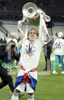 2022-05-28 - Luka Modric of Real Madrid during the celebration following the UEFA Champions League Final football match between Liverpool FC and Real Madrid CF on May 28, 2022 at Stade de France in Saint-Denis near Paris, France - FOOTBALL - CHAMPIONS LEAGUE - FINAL - LIVERPOOL V REAL MADRID - UEFA CHAMPIONS LEAGUE - SOCCER