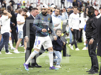 2022-05-28 - Karim Benzema of Real Madrid during the celebration following the UEFA Champions League Final football match between Liverpool FC and Real Madrid CF on May 28, 2022 at Stade de France in Saint-Denis near Paris, France - FOOTBALL - CHAMPIONS LEAGUE - FINAL - LIVERPOOL V REAL MADRID - UEFA CHAMPIONS LEAGUE - SOCCER