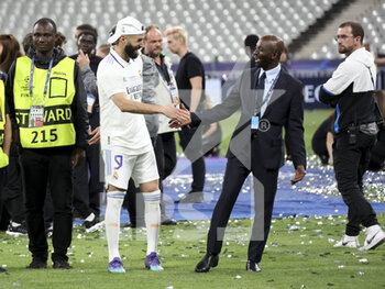 2022-05-28 - Karim Benzema of Real Madrid, Claude Makelele during the celebration following the UEFA Champions League Final football match between Liverpool FC and Real Madrid CF on May 28, 2022 at Stade de France in Saint-Denis near Paris, France - FOOTBALL - CHAMPIONS LEAGUE - FINAL - LIVERPOOL V REAL MADRID - UEFA CHAMPIONS LEAGUE - SOCCER