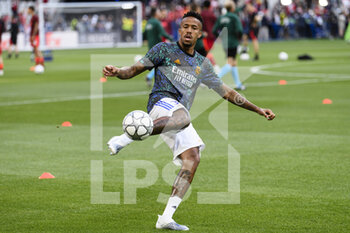 2022-05-28 - PARIS, FRANCE - MAY 28: Eder Militão of Real Madrid CF warming up during the UEFA Champions League final match between Liverpool FC and Real Madrid at Stade de France on May 28, 2022 in Paris, France. - LIVERPOOL FC V REAL MADRID - UEFA CHAMPIONS LEAGUE FINAL 2021/22 - UEFA CHAMPIONS LEAGUE - SOCCER
