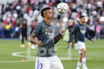 2022-05-28 - PARIS, FRANCE - MAY 28: Eder Militão of Real Madrid CF warming up during the UEFA Champions League final match between Liverpool FC and Real Madrid at Stade de France on May 28, 2022 in Paris, France. - LIVERPOOL FC V REAL MADRID - UEFA CHAMPIONS LEAGUE FINAL 2021/22 - UEFA CHAMPIONS LEAGUE - SOCCER