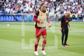 2022-05-28 - PARIS, FRANCE - MAY 28: Virgil van Dijk of Liverpool warming up during the UEFA Champions League final match between Liverpool FC and Real Madrid at Stade de France on May 28, 2022 in Paris, France. - LIVERPOOL FC V REAL MADRID - UEFA CHAMPIONS LEAGUE FINAL 2021/22 - UEFA CHAMPIONS LEAGUE - SOCCER