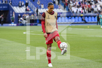 2022-05-28 - PARIS, FRANCE - MAY 28: Virgil van Dijk of Liverpool warming up during the UEFA Champions League final match between Liverpool FC and Real Madrid at Stade de France on May 28, 2022 in Paris, France. - LIVERPOOL FC V REAL MADRID - UEFA CHAMPIONS LEAGUE FINAL 2021/22 - UEFA CHAMPIONS LEAGUE - SOCCER