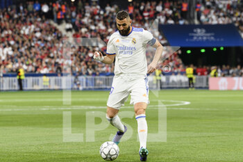 2022-05-28 - PARIS, FRANCE - MAY 28: Karim Benzema of Real Madrid CF looks to pass the ball during the UEFA Champions League final match between Liverpool FC and Real Madrid at Stade de France on May 28, 2022 in Paris, France. - LIVERPOOL FC V REAL MADRID - UEFA CHAMPIONS LEAGUE FINAL 2021/22 - UEFA CHAMPIONS LEAGUE - SOCCER