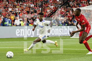 2022-05-28 - PARIS, FRANCE - MAY 28: Vinicius Junior of Real Madrid CF (L) is chased by Ibrahima Konaté of Liverpool (R) during the UEFA Champions League final match between Liverpool FC and Real Madrid at Stade de France on May 28, 2022 in Paris, France. - LIVERPOOL FC V REAL MADRID - UEFA CHAMPIONS LEAGUE FINAL 2021/22 - UEFA CHAMPIONS LEAGUE - SOCCER