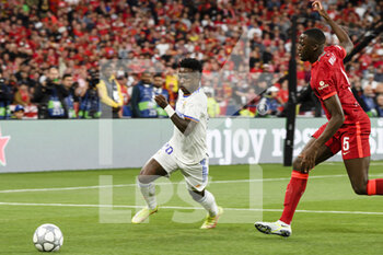 2022-05-28 - PARIS, FRANCE - MAY 28: Vinicius Junior of Real Madrid CF (L) is chased by Ibrahima Konaté of Liverpool (R) during the UEFA Champions League final match between Liverpool FC and Real Madrid at Stade de France on May 28, 2022 in Paris, France. - LIVERPOOL FC V REAL MADRID - UEFA CHAMPIONS LEAGUE FINAL 2021/22 - UEFA CHAMPIONS LEAGUE - SOCCER