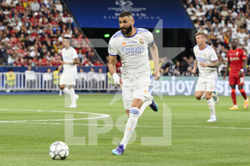 2022-05-28 - PARIS, FRANCE - MAY 28: Karim Benzema of Real Madrid CF runs with the ball during the UEFA Champions League final match between Liverpool FC and Real Madrid at Stade de France on May 28, 2022 in Paris, France. - LIVERPOOL FC V REAL MADRID - UEFA CHAMPIONS LEAGUE FINAL 2021/22 - UEFA CHAMPIONS LEAGUE - SOCCER