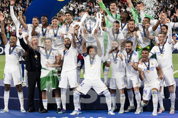 2022-05-28 - PARIS, FRANCE - MAY 28: Marcelo Vieira of Real Madrid CF celebrating with his teammates the UEFA Champions League Trophy during the UEFA Champions League final match between Liverpool FC and Real Madrid at Stade de France on May 28, 2022 in Paris, France. - LIVERPOOL FC V REAL MADRID - UEFA CHAMPIONS LEAGUE FINAL 2021/22 - UEFA CHAMPIONS LEAGUE - SOCCER