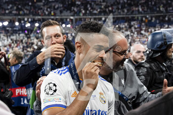 2022-05-28 - PARIS, FRANCE - MAY 28: Mariano Diaz of Real Madrid CF celebrates with his teammates after winning the UEFA Champions League final match between Liverpool FC and Real Madrid at Stade de France on May 28, 2022 in Paris, France. - LIVERPOOL FC V REAL MADRID - UEFA CHAMPIONS LEAGUE FINAL 2021/22 - UEFA CHAMPIONS LEAGUE - SOCCER
