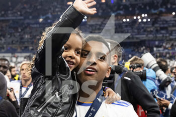 2022-05-28 - PARIS, FRANCE - MAY 28: Rodrygo Goes of Real Madrid CF celebrates with his daughter Ana Julia after winning the UEFA Champions League final match between Liverpool FC and Real Madrid at Stade de France on May 28, 2022 in Paris, France. - LIVERPOOL FC V REAL MADRID - UEFA CHAMPIONS LEAGUE FINAL 2021/22 - UEFA CHAMPIONS LEAGUE - SOCCER