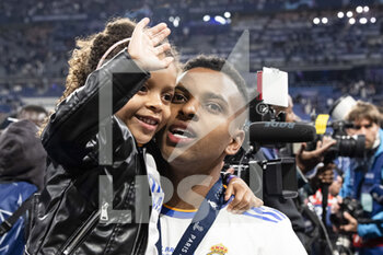 2022-05-28 - PARIS, FRANCE - MAY 28: Rodrygo Goes of Real Madrid CF celebrates with his daughter Ana Julia after winning the UEFA Champions League final match between Liverpool FC and Real Madrid at Stade de France on May 28, 2022 in Paris, France. - LIVERPOOL FC V REAL MADRID - UEFA CHAMPIONS LEAGUE FINAL 2021/22 - UEFA CHAMPIONS LEAGUE - SOCCER