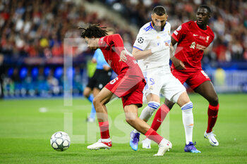 2022-05-28 - PARIS, FRANCE - MAY 28: Trent Alexander-Arnold of Liverpool (L) dribbles Karim Benzema of Real Madrid CF (C) during the UEFA Champions League final match between Liverpool FC and Real Madrid at Stade de France on May 28, 2022 in Paris, France. - LIVERPOOL FC V REAL MADRID - UEFA CHAMPIONS LEAGUE FINAL 2021/22 - UEFA CHAMPIONS LEAGUE - SOCCER