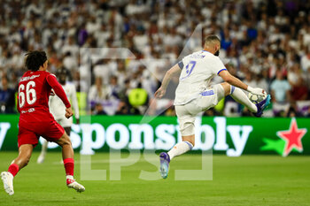2022-05-28 - PARIS, FRANCE - MAY 28: Karim Benzema of Real Madrid CF (C) controls the ball during the UEFA Champions League final match between Liverpool FC and Real Madrid at Stade de France on May 28, 2022 in Paris, France. - LIVERPOOL FC V REAL MADRID - UEFA CHAMPIONS LEAGUE FINAL 2021/22 - UEFA CHAMPIONS LEAGUE - SOCCER