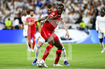 2022-05-28 - PARIS, FRANCE - MAY 28: Ibrahima Konaté of Liverpool (R) is chased by Karim Benzema of Real Madrid CF (L) during the UEFA Champions League final match between Liverpool FC and Real Madrid at Stade de France on May 28, 2022 in Paris, France. - LIVERPOOL FC V REAL MADRID - UEFA CHAMPIONS LEAGUE FINAL 2021/22 - UEFA CHAMPIONS LEAGUE - SOCCER