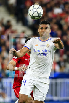 2022-05-28 - PARIS, FRANCE - MAY 28: Carlos Casemiro of Real Madrid CF heads the ball during the UEFA Champions League final match between Liverpool FC and Real Madrid at Stade de France on May 28, 2022 in Paris, France. - LIVERPOOL FC V REAL MADRID - UEFA CHAMPIONS LEAGUE FINAL 2021/22 - UEFA CHAMPIONS LEAGUE - SOCCER