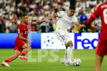 2022-05-28 - PARIS, FRANCE - MAY 28: Thiago Alcántara of Liverpool (L) chases Carlos Casemiro of Real Madrid CF (R) during the UEFA Champions League final match between Liverpool FC and Real Madrid at Stade de France on May 28, 2022 in Paris, France. - LIVERPOOL FC V REAL MADRID - UEFA CHAMPIONS LEAGUE FINAL 2021/22 - UEFA CHAMPIONS LEAGUE - SOCCER