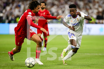2022-05-28 - PARIS, FRANCE - MAY 28: Vinicius Junior of Real Madrid CF (R) dribbles Trent Alexander-Arnold of Liverpool (L) during the UEFA Champions League final match between Liverpool FC and Real Madrid at Stade de France on May 28, 2022 in Paris, France. - LIVERPOOL FC V REAL MADRID - UEFA CHAMPIONS LEAGUE FINAL 2021/22 - UEFA CHAMPIONS LEAGUE - SOCCER