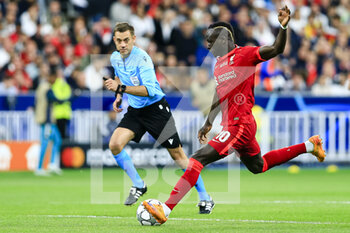 2022-05-28 - PARIS, FRANCE - MAY 28: Sadio Mané of Liverpool looks to bring the ball down during the UEFA Champions League final match between Liverpool FC and Real Madrid at Stade de France on May 28, 2022 in Paris, France. - LIVERPOOL FC V REAL MADRID - UEFA CHAMPIONS LEAGUE FINAL 2021/22 - UEFA CHAMPIONS LEAGUE - SOCCER