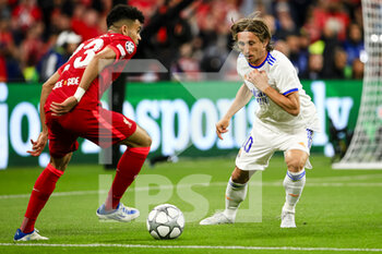 2022-05-28 - PARIS, FRANCE - MAY 28: Luis Diaz of Liverpool (L) plays against Luka Modric of Real Madrid CF (R) during the UEFA Champions League final match between Liverpool FC and Real Madrid at Stade de France on May 28, 2022 in Paris, France. - LIVERPOOL FC V REAL MADRID - UEFA CHAMPIONS LEAGUE FINAL 2021/22 - UEFA CHAMPIONS LEAGUE - SOCCER