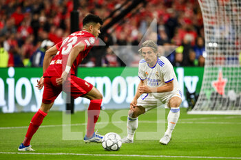 2022-05-28 - PARIS, FRANCE - MAY 28: Luis Diaz of Liverpool (L) plays against Luka Modric of Real Madrid CF (R) during the UEFA Champions League final match between Liverpool FC and Real Madrid at Stade de France on May 28, 2022 in Paris, France. - LIVERPOOL FC V REAL MADRID - UEFA CHAMPIONS LEAGUE FINAL 2021/22 - UEFA CHAMPIONS LEAGUE - SOCCER