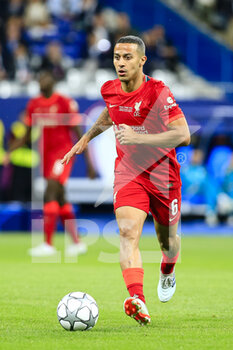 2022-05-28 - PARIS, FRANCE - MAY 28: Thiago Alcántara of Liverpool controls the ball during the UEFA Champions League final match between Liverpool FC and Real Madrid at Stade de France on May 28, 2022 in Paris, France. - LIVERPOOL FC V REAL MADRID - UEFA CHAMPIONS LEAGUE FINAL 2021/22 - UEFA CHAMPIONS LEAGUE - SOCCER
