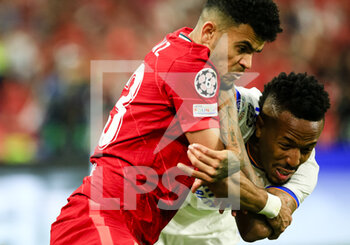 2022-05-28 - PARIS, FRANCE - MAY 28: Luis Diaz of Liverpool (L) battles for the ball with Eder Militão of Real Madrid CF (R) during the UEFA Champions League final match between Liverpool FC and Real Madrid at Stade de France on May 28, 2022 in Paris, France. - LIVERPOOL FC V REAL MADRID - UEFA CHAMPIONS LEAGUE FINAL 2021/22 - UEFA CHAMPIONS LEAGUE - SOCCER