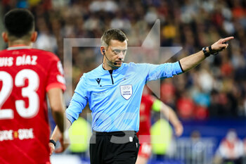 2022-05-28 - PARIS, FRANCE - MAY 28: Referee Clément Turpin of France gestures during the UEFA Champions League final match between Liverpool FC and Real Madrid at Stade de France on May 28, 2022 in Paris, France. - LIVERPOOL FC V REAL MADRID - UEFA CHAMPIONS LEAGUE FINAL 2021/22 - UEFA CHAMPIONS LEAGUE - SOCCER