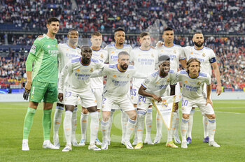 2022-05-28 - PARIS, FRANCE - MAY 28: (L-R) Real Madrid squad poses for team photo with Goalkeeper Thibaut Courtois, David Alaba, Toni Kroos, Eder Militão, Federico Valverde, Carlos Casemiro, Karim Benzema, Ferland Mendy, Daniel Carvajal, Vinicius Junior and Luka Modric during the UEFA Champions League final match between Liverpool FC and Real Madrid at Stade de France on May 28, 2022 in Paris, France. - LIVERPOOL FC V REAL MADRID - UEFA CHAMPIONS LEAGUE FINAL 2021/22 - UEFA CHAMPIONS LEAGUE - SOCCER