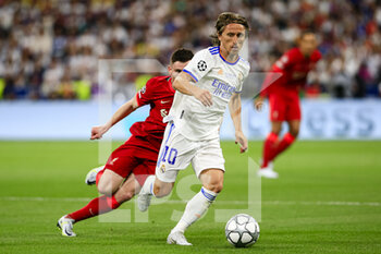 2022-05-28 - PARIS, FRANCE - MAY 28: Luka Modric of Real Madrid CF (R) dribbles Andy Robertson of Liverpool (L) during the UEFA Champions League final match between Liverpool FC and Real Madrid at Stade de France on May 28, 2022 in Paris, France. - LIVERPOOL FC V REAL MADRID - UEFA CHAMPIONS LEAGUE FINAL 2021/22 - UEFA CHAMPIONS LEAGUE - SOCCER
