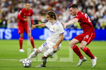 2022-05-28 - PARIS, FRANCE - MAY 28: Luka Modric of Real Madrid CF (L) dribbles Andy Robertson of Liverpool (R) during the UEFA Champions League final match between Liverpool FC and Real Madrid at Stade de France on May 28, 2022 in Paris, France. - LIVERPOOL FC V REAL MADRID - UEFA CHAMPIONS LEAGUE FINAL 2021/22 - UEFA CHAMPIONS LEAGUE - SOCCER