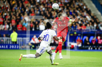 2022-05-28 - PARIS, FRANCE - MAY 28: Jordan Henderson of Liverpool (R) heads the ball during the UEFA Champions League final match between Liverpool FC and Real Madrid at Stade de France on May 28, 2022 in Paris, France. - LIVERPOOL FC V REAL MADRID - UEFA CHAMPIONS LEAGUE FINAL 2021/22 - UEFA CHAMPIONS LEAGUE - SOCCER