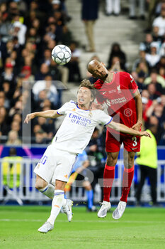 2022-05-28 - PARIS, FRANCE - MAY 28: Luka Modric of Real Madrid CF (L) fights for the ball with Fabinho Tavares of Liverpool (R) during the UEFA Champions League final match between Liverpool FC and Real Madrid at Stade de France on May 28, 2022 in Paris, France. - LIVERPOOL FC V REAL MADRID - UEFA CHAMPIONS LEAGUE FINAL 2021/22 - UEFA CHAMPIONS LEAGUE - SOCCER