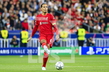 2022-05-28 - PARIS, FRANCE - MAY 28: Virgil van Dijk of Liverpool passes the ball during the UEFA Champions League final match between Liverpool FC and Real Madrid at Stade de France on May 28, 2022 in Paris, France. - LIVERPOOL FC V REAL MADRID - UEFA CHAMPIONS LEAGUE FINAL 2021/22 - UEFA CHAMPIONS LEAGUE - SOCCER