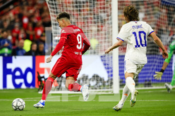 2022-05-28 - PARIS, FRANCE - MAY 28: Roberto Firmino of Liverpool (L) is chased by Luka Modric of Real Madrid CF (R) during the UEFA Champions League final match between Liverpool FC and Real Madrid at Stade de France on May 28, 2022 in Paris, France. - LIVERPOOL FC V REAL MADRID - UEFA CHAMPIONS LEAGUE FINAL 2021/22 - UEFA CHAMPIONS LEAGUE - SOCCER