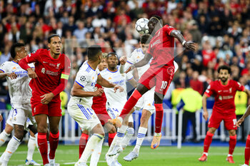 2022-05-28 - PARIS, FRANCE - MAY 28: Sadio Mané of Liverpool (R) heads the ball during the UEFA Champions League final match between Liverpool FC and Real Madrid at Stade de France on May 28, 2022 in Paris, France. - LIVERPOOL FC V REAL MADRID - UEFA CHAMPIONS LEAGUE FINAL 2021/22 - UEFA CHAMPIONS LEAGUE - SOCCER