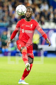 2022-05-28 - PARIS, FRANCE - MAY 28: Naby Keita of Liverpool controls the ball during the UEFA Champions League final match between Liverpool FC and Real Madrid at Stade de France on May 28, 2022 in Paris, France. - LIVERPOOL FC V REAL MADRID - UEFA CHAMPIONS LEAGUE FINAL 2021/22 - UEFA CHAMPIONS LEAGUE - SOCCER