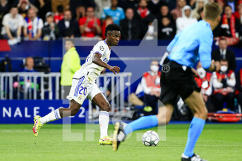 2022-05-28 - PARIS, FRANCE - MAY 28: Vinicius Junior of Real Madrid CF runs with the ball during the UEFA Champions League final match between Liverpool FC and Real Madrid at Stade de France on May 28, 2022 in Paris, France. - LIVERPOOL FC V REAL MADRID - UEFA CHAMPIONS LEAGUE FINAL 2021/22 - UEFA CHAMPIONS LEAGUE - SOCCER