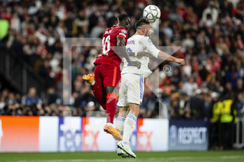 2022-05-28 - PARIS, FRANCE - MAY 28: Sadio Mané of Liverpool (L) fights for the ball with Daniel Carvajal of Real Madrid CF (R) during the UEFA Champions League final match between Liverpool FC and Real Madrid at Stade de France on May 28, 2022 in Paris, France. - LIVERPOOL FC V REAL MADRID - UEFA CHAMPIONS LEAGUE FINAL 2021/22 - UEFA CHAMPIONS LEAGUE - SOCCER