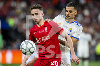 2022-05-28 - PARIS, FRANCE - MAY 28: Daniel Ceballos of Real Madrid CF (R) fights for the ball with Diogo Jota of Liverpool (L) during the UEFA Champions League final match between Liverpool FC and Real Madrid at Stade de France on May 28, 2022 in Paris, France. - LIVERPOOL FC V REAL MADRID - UEFA CHAMPIONS LEAGUE FINAL 2021/22 - UEFA CHAMPIONS LEAGUE - SOCCER