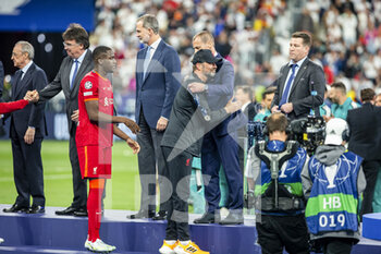 2022-05-28 - PARIS, FRANCE - MAY 28: Liverpool Head Coach Jurgen Klopp (L) deceives his second position medal by the hands of UEFA President Aleksander Ceferin during the UEFA Champions League final match between Liverpool FC and Real Madrid at Stade de France on May 28, 2022 in Paris, France. - LIVERPOOL FC V REAL MADRID - UEFA CHAMPIONS LEAGUE FINAL 2021/22 - UEFA CHAMPIONS LEAGUE - SOCCER